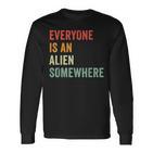 Everyone Is An Alien Somewhere Langarmshirts