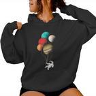 Astronaut With Planets Balloons In Space Women's Kapuzenpullover für Damen