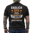 Finally Grandpa 2025 Expecting Grandpa Grandfather Become Announcement T-Shirt mit Rückendruck