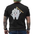 Tooth Brushing The Th With The Toothbrush T-Shirt mit Rückendruck