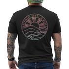 Happiness Comes In Waves Sunset Beach Wave Gradient T-Shirt mit Rückendruck