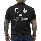 Pi Mal Daumen Gleich Passt Schon Formula Slogan T-Shirt mit Rückendruck