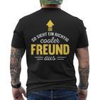 So Looks A Really Cool Friend Birthday T-Shirt mit Rückendruck