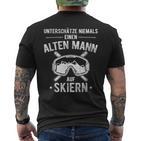 Underschätze Nie Alten Mann Auf Skiern Mountains Ski T-Shirt mit Rückendruck