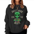 Just Here For The Beer Alien Graphic Beer Sweatshirt Frauen