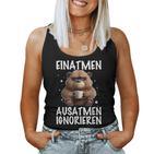 Einatmen Ausatmen Ausatmen Ignoring Bear Coffee Annoyed Tank Top Frauen