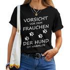 Vorsichtor Dem Frauchen Der Hund Ist Harmlos Gassi Women's T-shirt Frauen