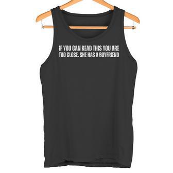 If You Can Read This You Are Too Close She Has A Boyfriend Tank Top - Geschenkecke