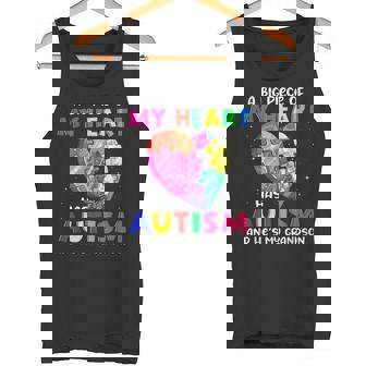 Un Gran Pedazo De Mi Corazón Tiene Autismo Y Él Es Mi Nieto Camiseta sin mangas - Regaloses