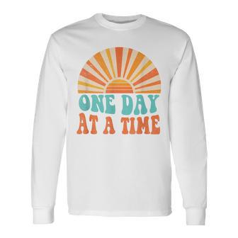 One Day At A Time Motivación Inspiradora Retrointage Camiseta de manga larga - Regaloses