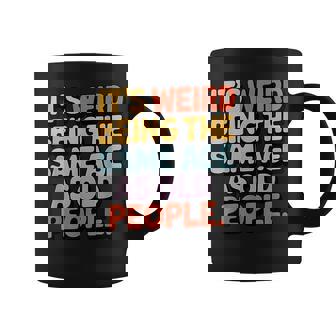 Divertida Con Texto En Inglés It's Weird Being The Same Age As Old People Taza de café - Regaloses