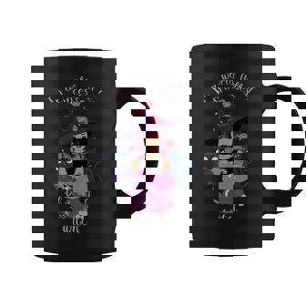 En Un Mundo Lleno De Princesas Sé Una Amiga De Una Bruja Un Búho Gato Taza de café - Regaloses