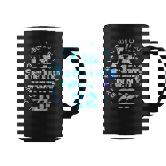 I Don't Know About You But I'm Feeling Twenty 22 Cool Cuello Taza de café - Regaloses