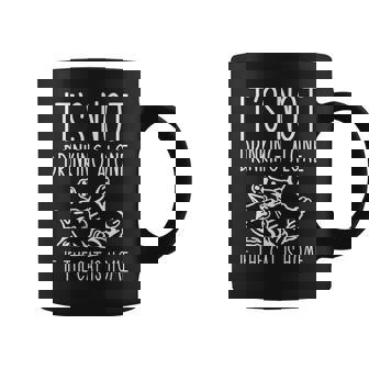 It's Not Drinking Alone If The Cat Is Home Taza de café - Regaloses