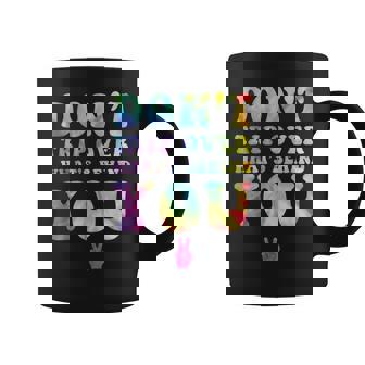 Ne Trébuchez Pas Sur Ce Qu'il Y A Derrièreous Hippy Soul Tie Dye Années 60 Tasse - Cadeauxyz