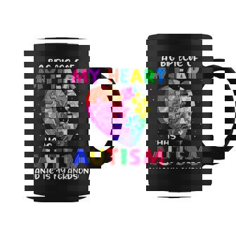 Un Gran Pedazo De Mi Corazón Tiene Autismo Y Él Es Mi Nieto Taza de café - Regaloses