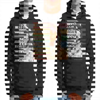 Nunca Subestimes A Una Chica Con Un Libro Malala Yousafzai Sudadera - Regaloses