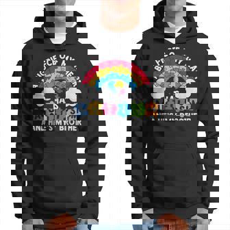 Un Gran Pedazo De Mi Corazón Tiene Autismo Y Él Es Mi Hermano Sudadera - Regaloses