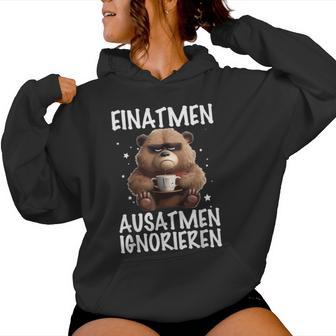 Einatmen Ausatmen Ausatmen Ignoring Bear Coffee Annoyed Kapuzenpullover für Damen - Geschenkecke