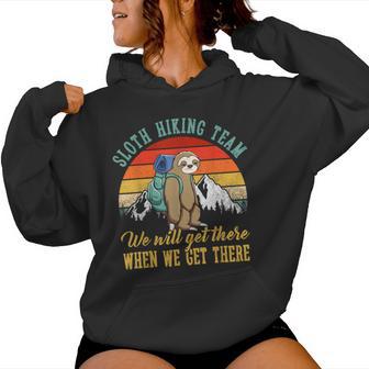 Sloth Hiking Team Wir Werden Dort Ankommen Wenn Wir Dort Ankommen Kapuzenpullover für Damen - Seseable