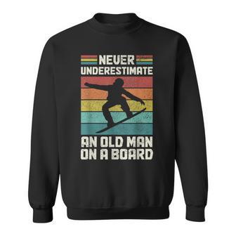 Never Underestimate An Old Man On A Snowboard intage Sweatshirt - Geschenkecke