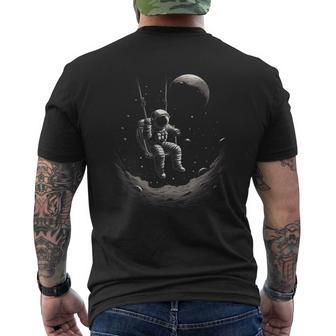 Astronaut Sitting On A Swing In Space Stars Moon T-Shirt mit Rückendruck - Geschenkecke