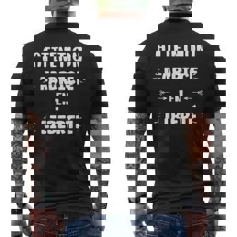 Attention Fabrice En Liberté Prénom Citation Fabrice T-shirt imprimé au dos - Cadeauxyz