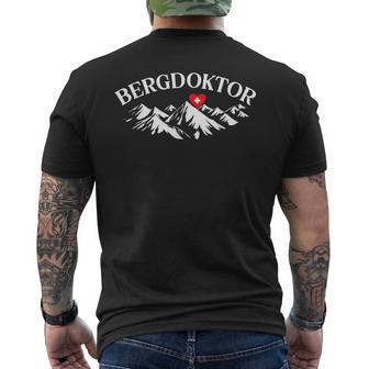 Bergdoktor Lustig Winter Sport Ski Skifahrer Herren Männer T-Shirt mit Rückendruck - Geschenkecke