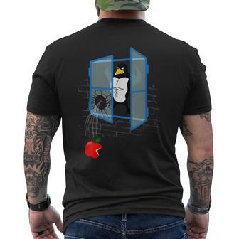 Brawny Linux Penguin Smashed Window With Bitten Apple T-Shirt mit Rückendruck - Geschenkecke