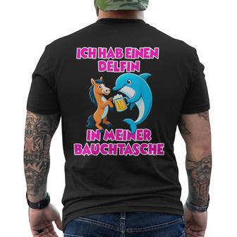 Delfin In Meiner Bauchtasche Party Outfit Summer Mallorca T-Shirt mit Rückendruck - Geschenkecke