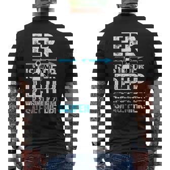 Er Ist Der Depp Wir Sind Nur Zum Saufen Here T-Shirt mit Rückendruck - Geschenkecke