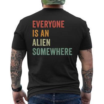 Everyone Is An Alien Somewhere T-Shirt mit Rückendruck - Geschenkecke