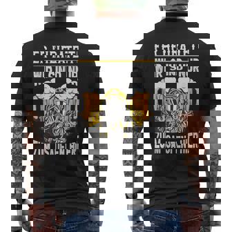 Feuerwehr Jga Er Heiratet Wir Sind Nur Zum Saufen Hier T-Shirt mit Rückendruck - Geschenkecke