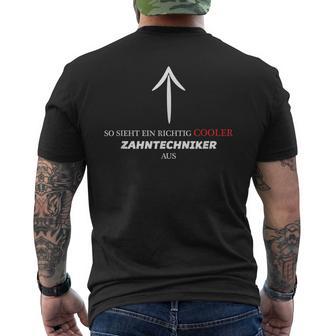 With Text So Looks Ein Richtig Cooler Zahntechniker Aus T-Shirt mit Rückendruck - Geschenkecke