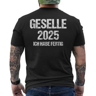 Geselle 2025 Ich Habe Fertig Azubi Prüfung Gesellenprüfung German T-Shirt mit Rückendruck - Geschenkecke