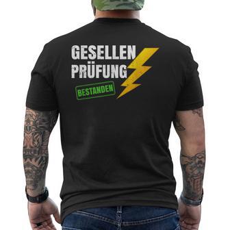 Gesellenprüfung Elektriker Gesellenbrief Saying Gesellen T-Shirt mit Rückendruck - Geschenkecke