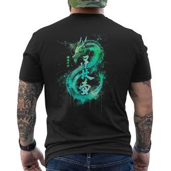 Green Flying Japanese Dragon With Kanji Lettering T-Shirt mit Rückendruck - Geschenkecke