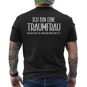 Ich Bin Eine Traumfrau Weil Ich Müde Bin Ironie T-Shirt mit Rückendruck - Geschenkecke