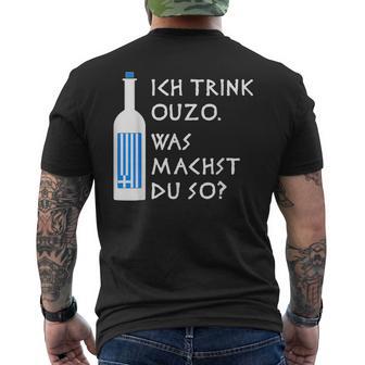 Ich Trink Ouzo Was Machst Du So Greek Ouzo Bottle T-Shirt mit Rückendruck - Geschenkecke