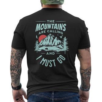 The Mountains Are Calling And I Must Go T-Shirt mit Rückendruck - Geschenkecke