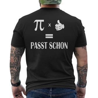 Pi Mal Daumen Gleich Passt Schon Formula Slogan T-Shirt mit Rückendruck - Geschenkecke