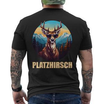 Platzhirsch Beim Wandern Berge T-Shirt mit Rückendruck - Geschenkecke