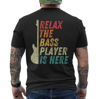 Relax The Bass Player Is Here Bass Guitar Bassist T-Shirt mit Rückendruck - Geschenkecke