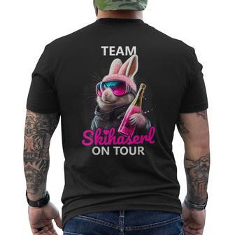 Skiing Team Skihaserl On Tour Apres-Ski T-Shirt mit Rückendruck - Geschenkecke