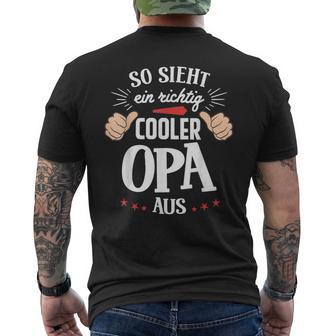 So Sieht Ein Richtig Cooler Opa Aus Bester Opa Grandpa T-Shirt mit Rückendruck - Geschenkecke