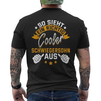 So Sieht Ein Richtig Cooler Schwiegersohn Aus Idea T-Shirt mit Rückendruck - Geschenkecke