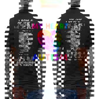 Un Gran Pedazo De Mi Corazón Tiene Autismo Y Él Es Mi Nieto Camiseta Hombre Estampado Espalda - Regaloses