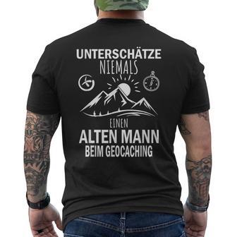 Underschätze Niemal Einen Alten Mann Beim Geocaching S T-Shirt mit Rückendruck - Geschenkecke