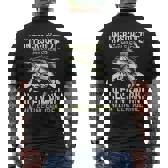 Unterschätze Niemals Einen Alten Mann Mit Einer Angel T-Shirt mit Rückendruck - Geschenkecke