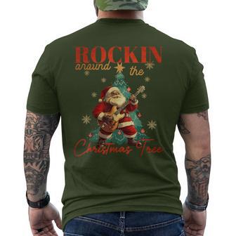 Rocking Around The Christmas Tree Santa Rock And Roll Guitar T-Shirt mit Rückendruck - Geschenkecke